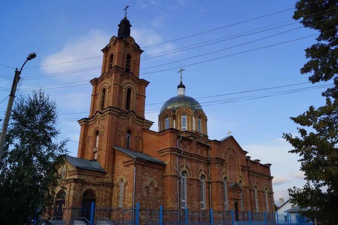 Октябрьский церковь. Церковь октябрьский башкортостан. октябрьский башкортостан храм смоленской иконы божией. церковь смоленской иконы божией матери октябрьский.