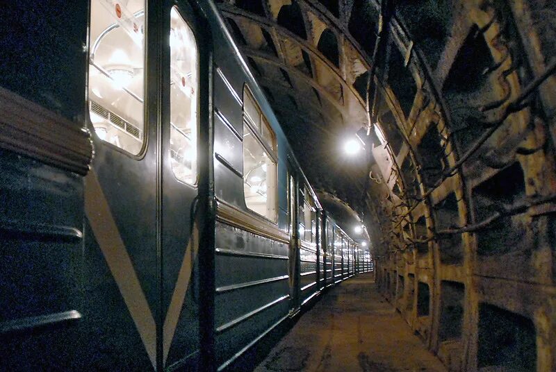 Поезд в тоннеле метро. Тоннель метро. 81-717 ереван. Еж3 в депо. Метровагон метро 2033.