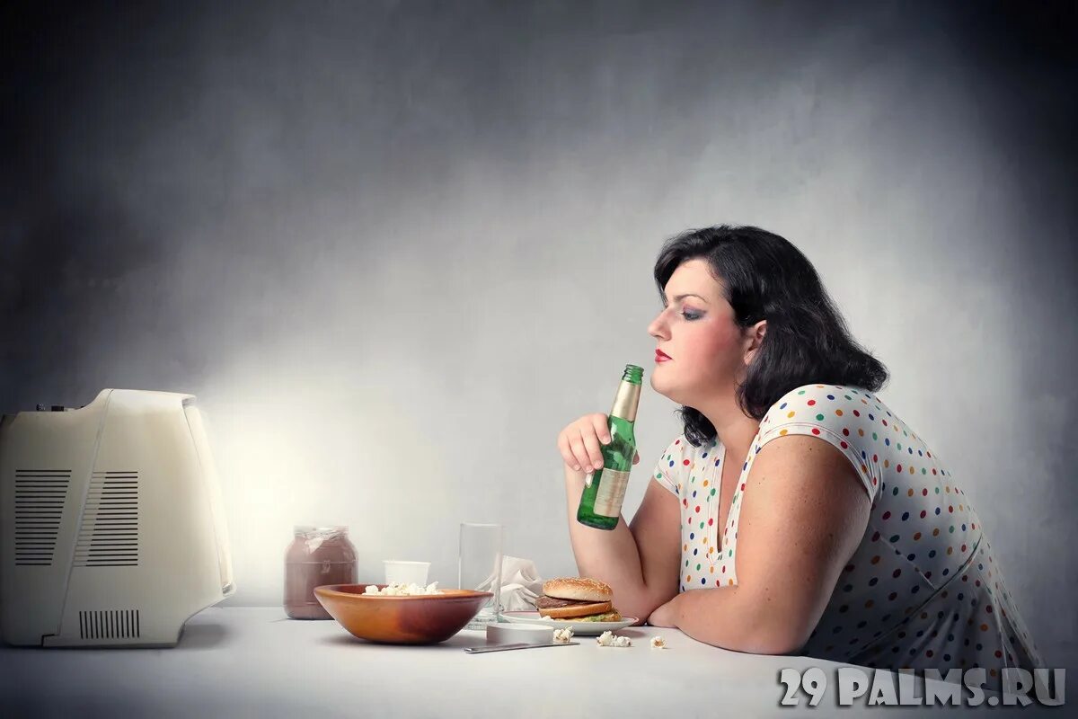 Грязные разговоры жирные. Толстушка с едой. Полная женщина ест. Полные женщины. Толстая девушка ест.