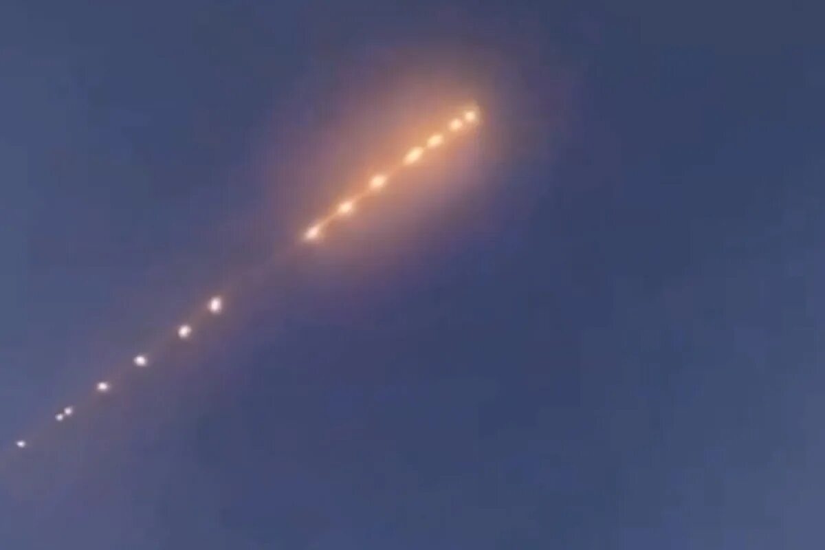 Что летало сегодня в небе. Неопознанный летающий объект в небе. Нло шары в небе. Странные объекты в небе. Летающий объект над москвой.