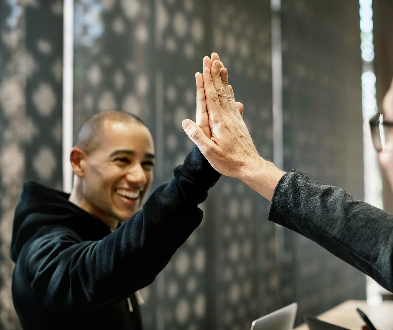 Где люди дают. Люди дают пять. Посвящённый 2014 the giver. Рука человека. Передача денег.