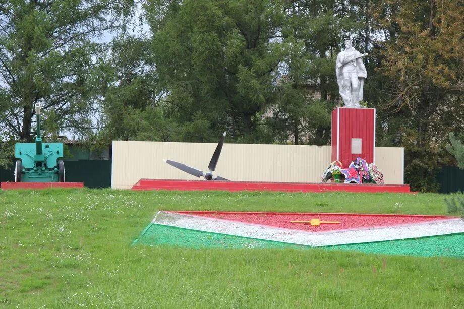 Спас-деменский район калужской необычные места. Спас-деменский район калужской области. Спас деменский район братская могила. Спас деменский район братская могила. Гнездиловская высота калужская область мемориал.