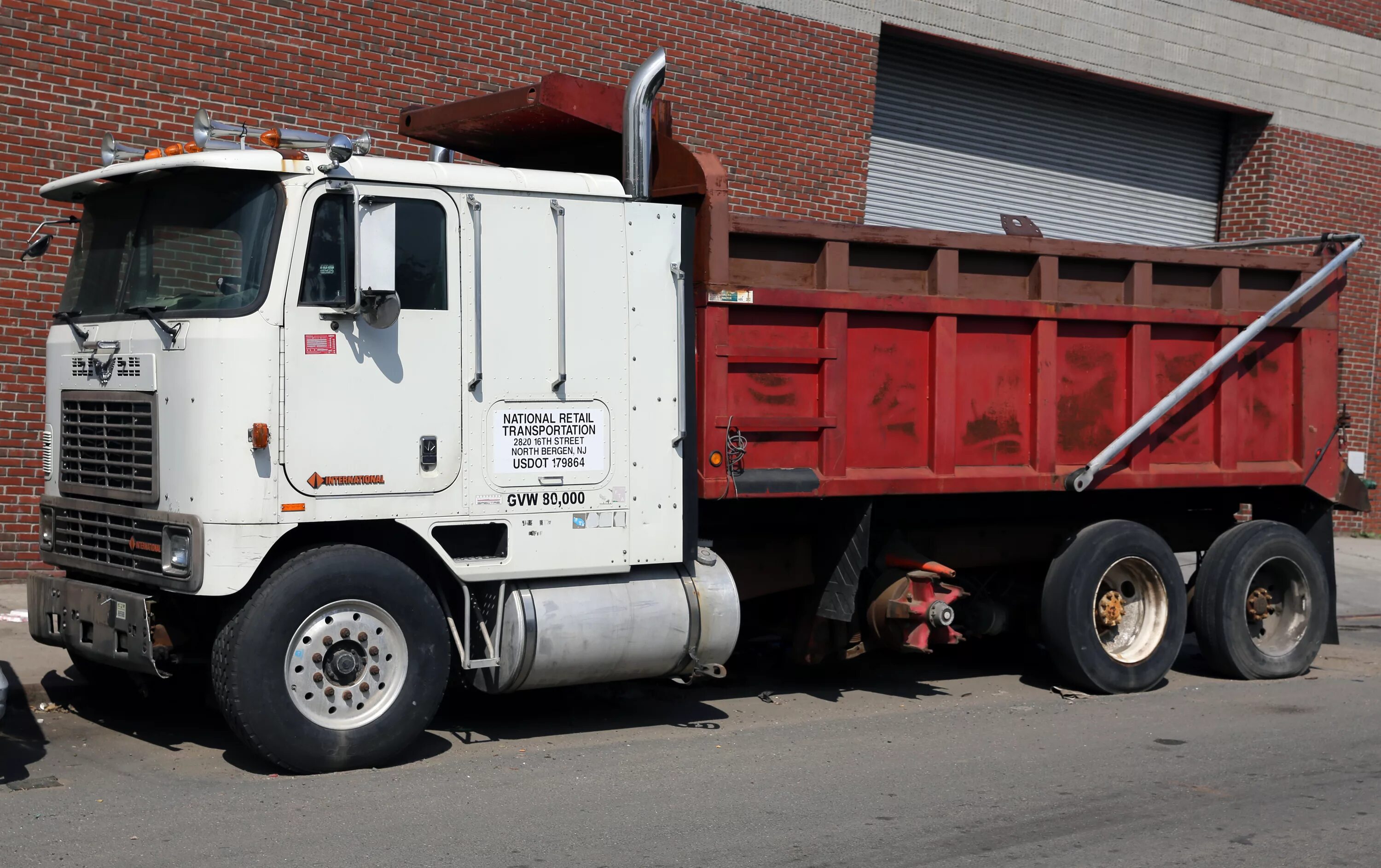 Ford 9000 самосвал. International 9800 самосвалы. Интернационал 9800 самосвал. Интернешнл 9000 тягач. Купить самосвал на трак ав бу