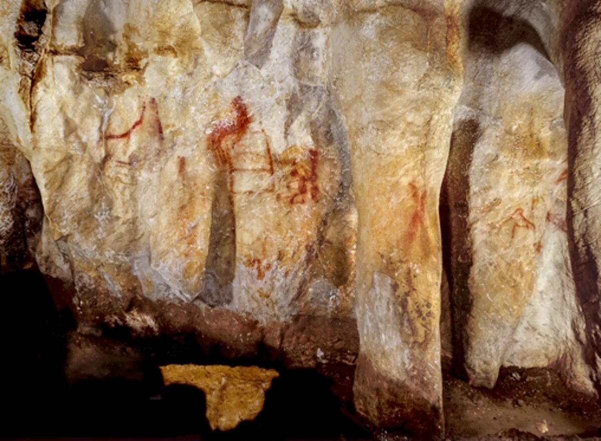 Ancient cave. Пещера Неандерталь. Пещера куевес де ла Аранья. Наскальные рисунки неандертальцев. Неандерталец в пещере Наскальная живопись.