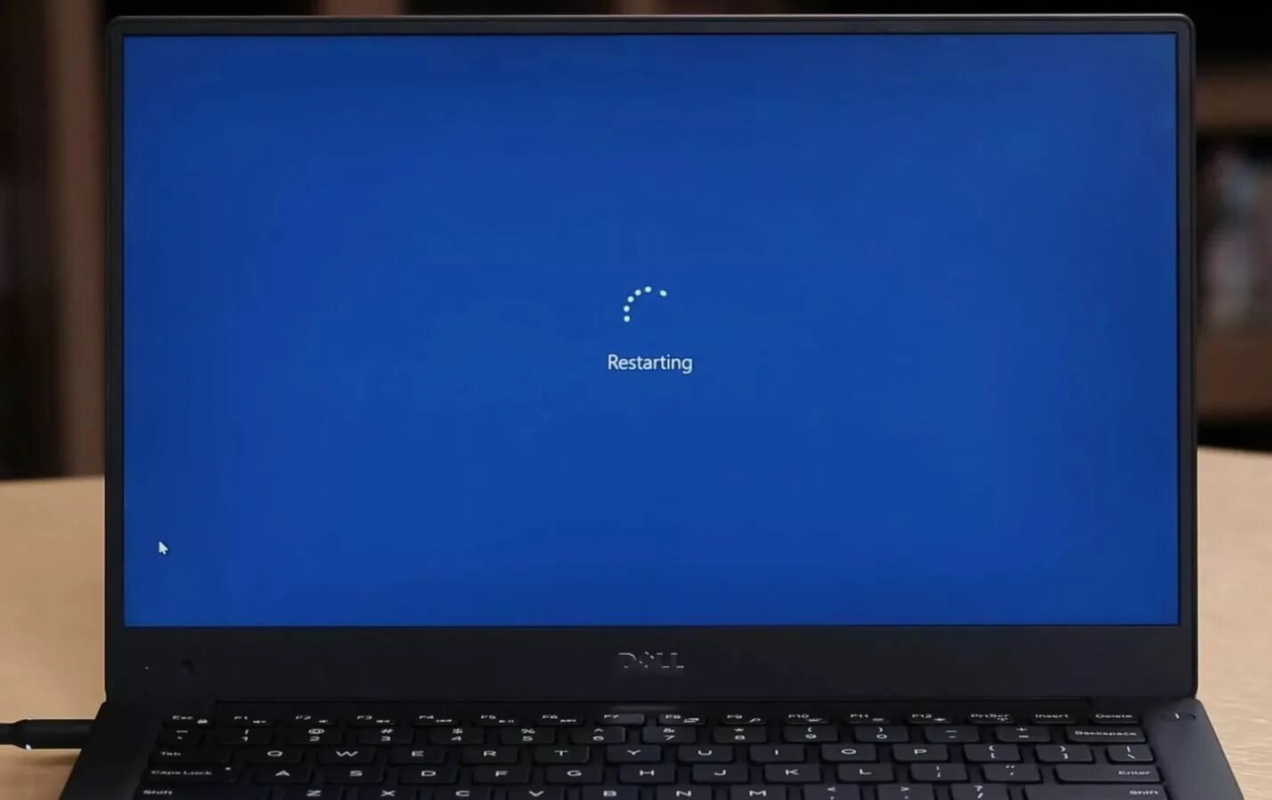Reboot computer. Ноутбук перезагружается. reboot компьютера. зависает ноутбук windows 10. завис ноутбук фото.