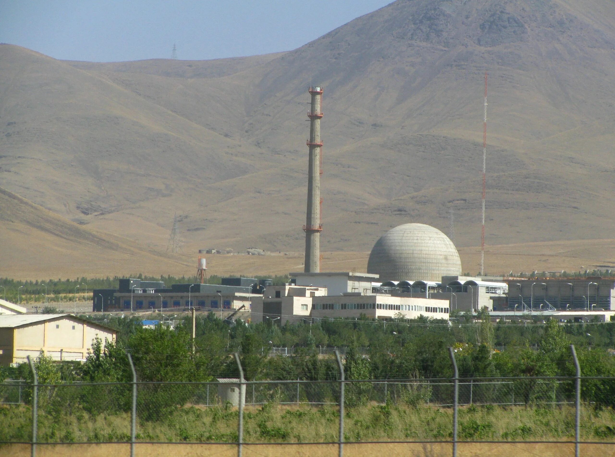 Имеет ли иран ядерное оружие. Иран АЭС. Иран атомная бомба. Бушер атомная станция. Тегеран атомная станция.