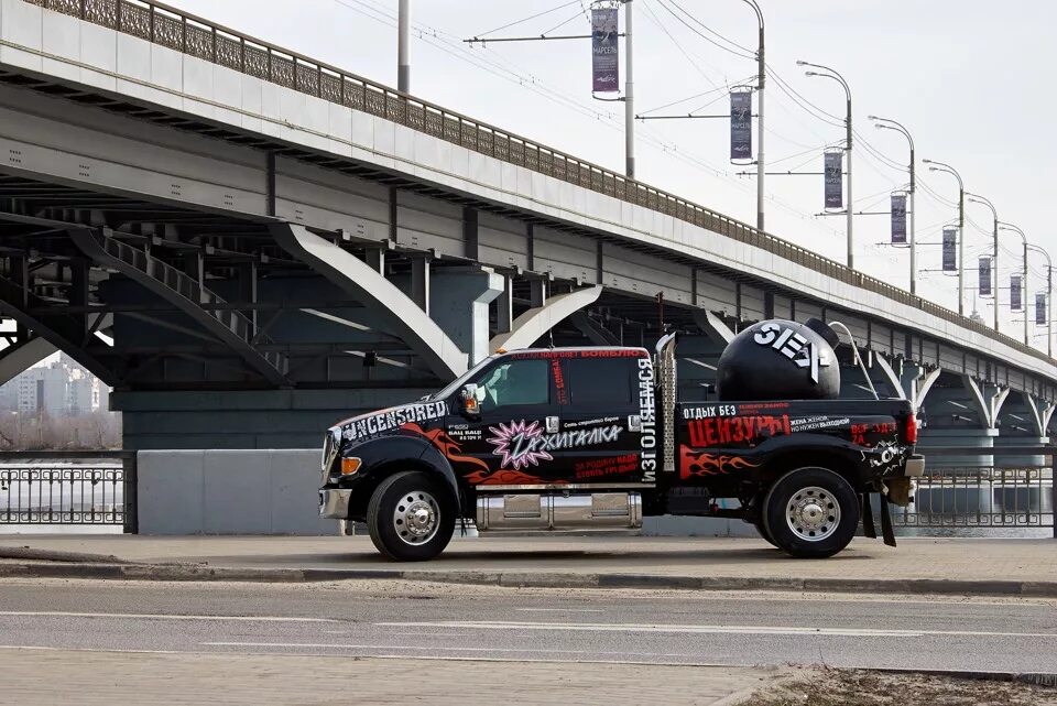 Пикапы саратов. Ford f650 бомба. Ford f-650 Zажигалка. Ford f650 зажигалка. Форд ф 650 зажигалка.