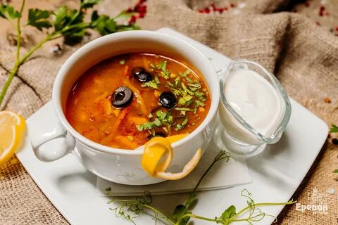 Солянка с оливками и огурцами