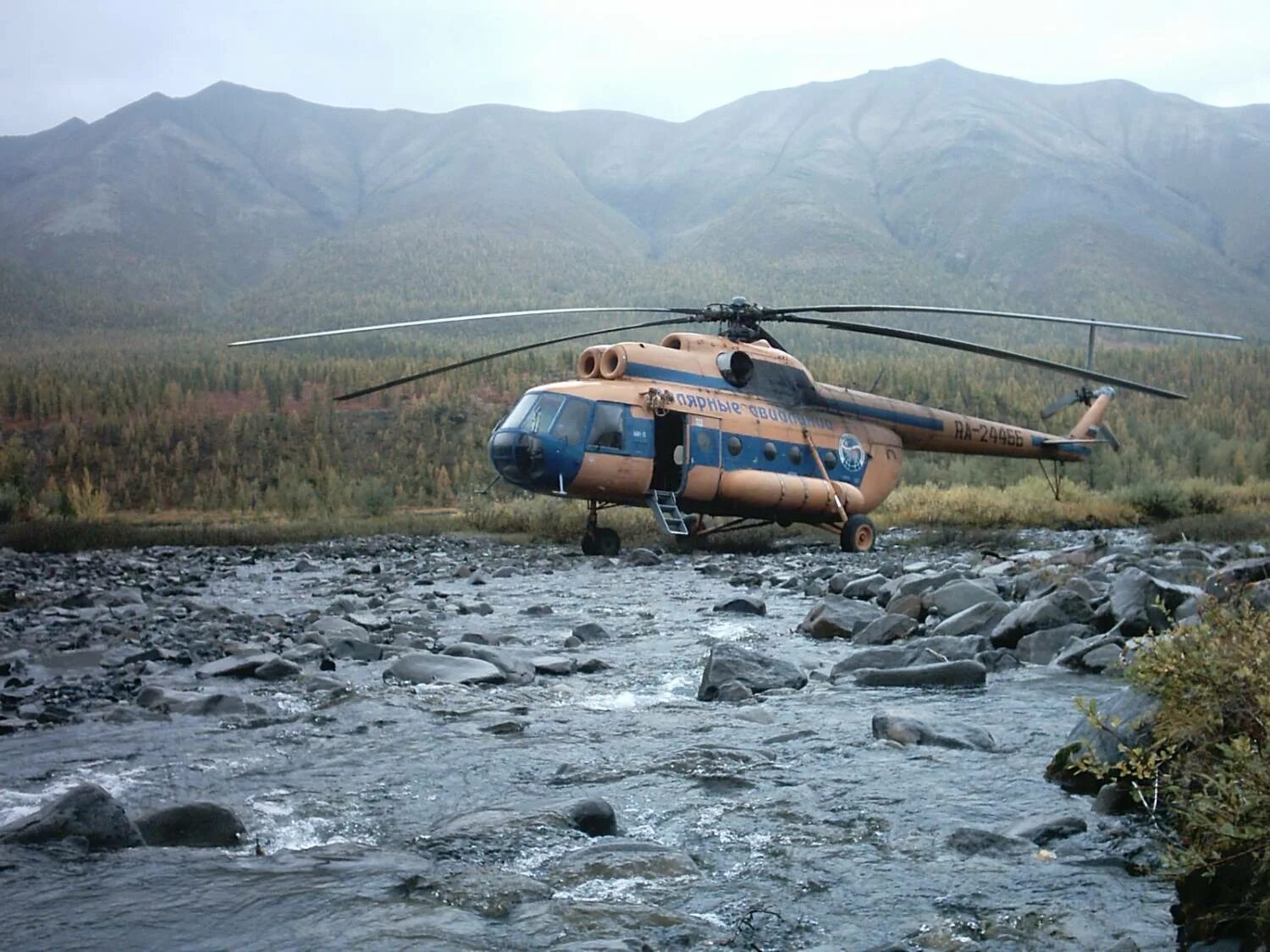 Вертолеты над железногорским водохранилищем. Батагай ми8. Ми-8 Чукотка. Вертолет ми8 Чукотка. Вертолет ми 8 в тайге.