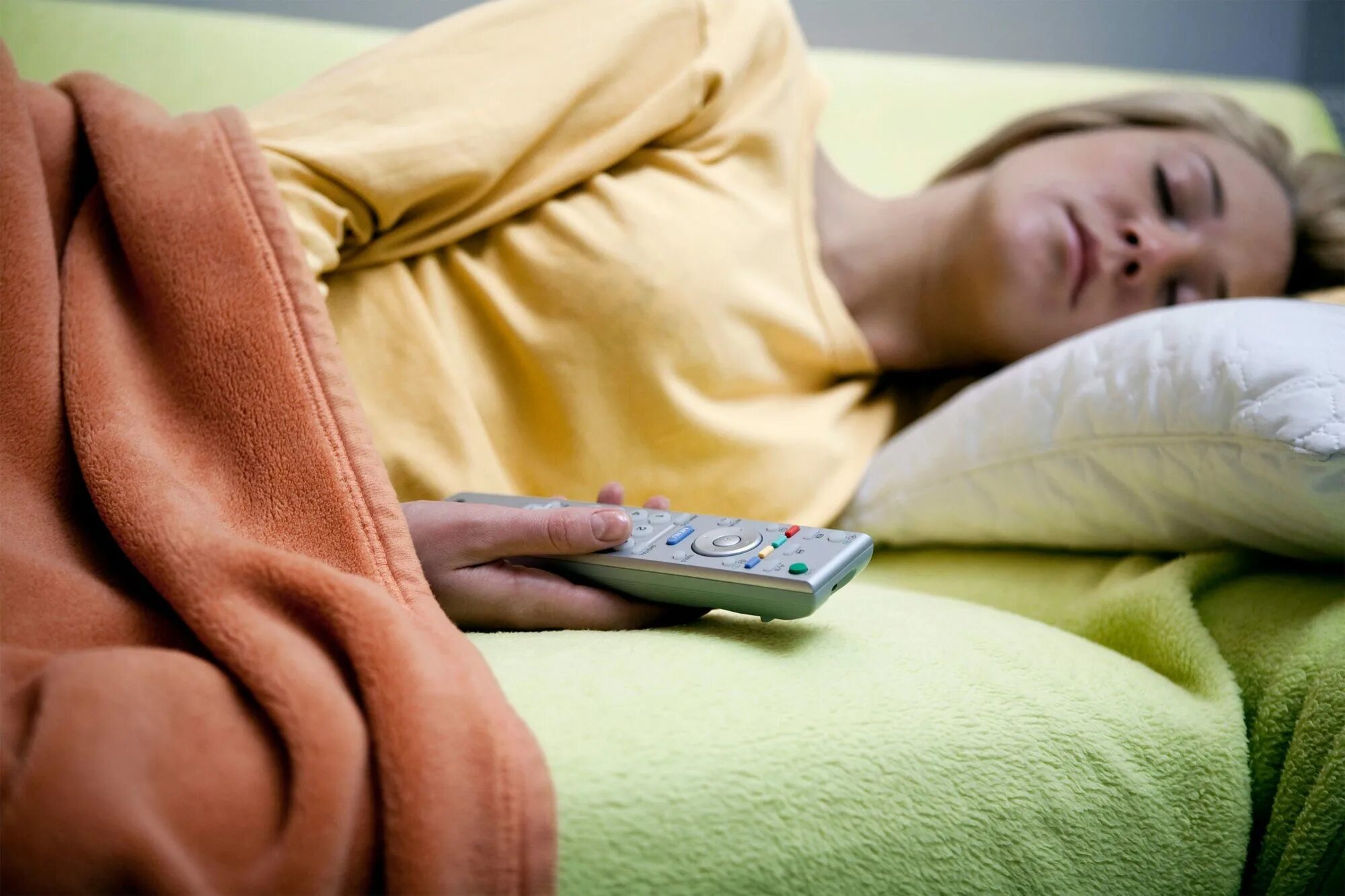 Телевизор перед сном. Уснул перед телевизором. Спящий человек перед телевизором.
