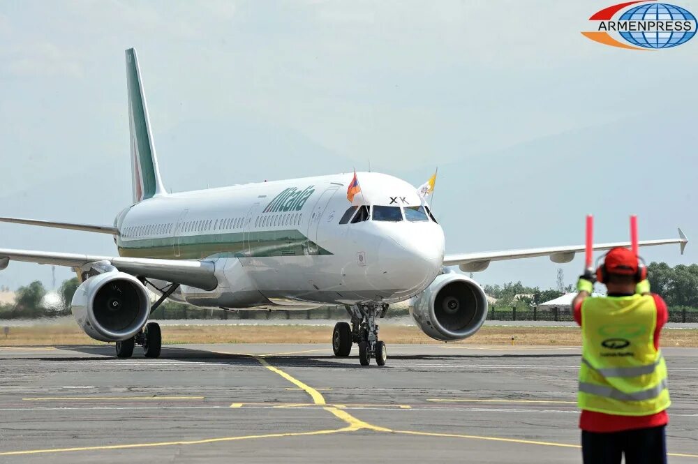 Толстовка aircraft papa. На чем летает папа римский. Aircraft papa. Aircraft papa. Самолет за папу.