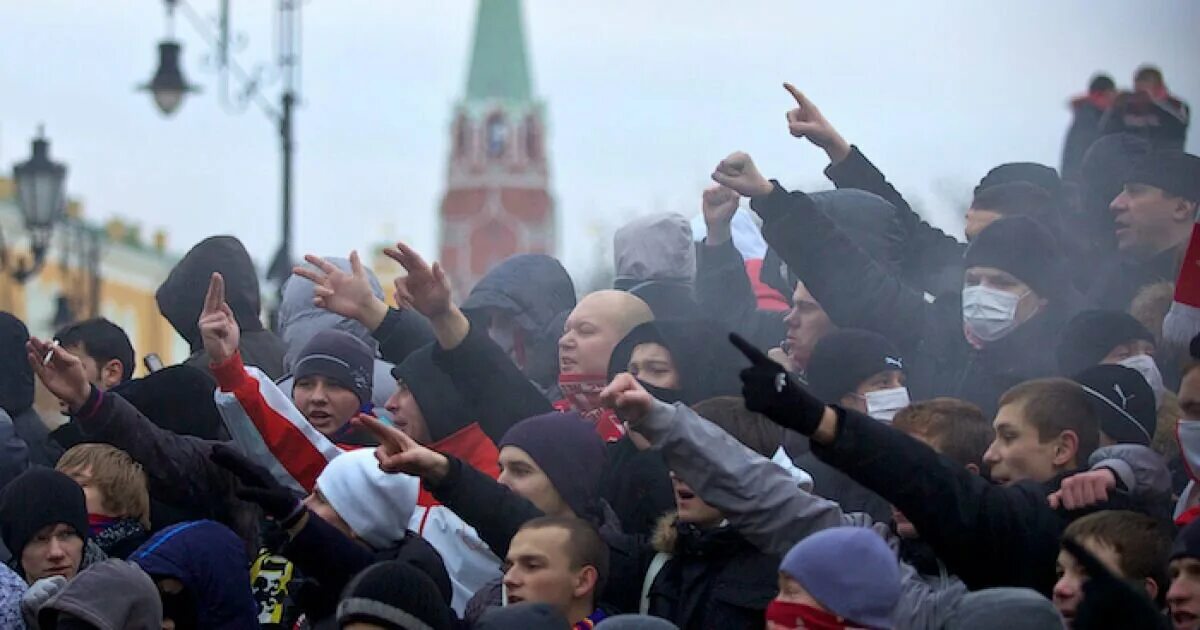 5 декабря 2010. Манежная площадь зигуют. Москва 2010 Манежка нацисты. Манежка 2010 русский бунт. Манежная площадь 2010 революция.