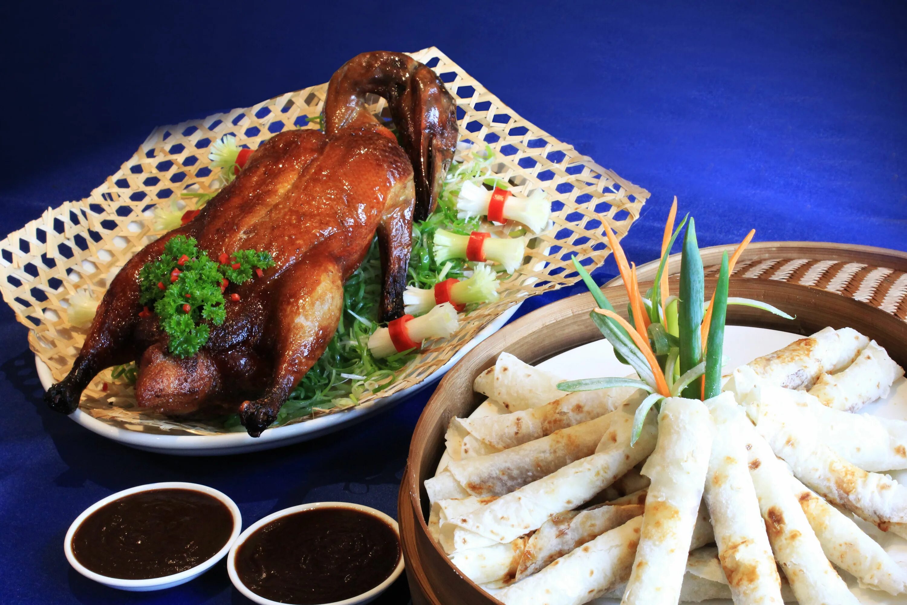 J peking duck. Peking Duck Алматы. Утка по пекински. Пекинская утка блюдо. Ресторан утка по пекински в Пекине.