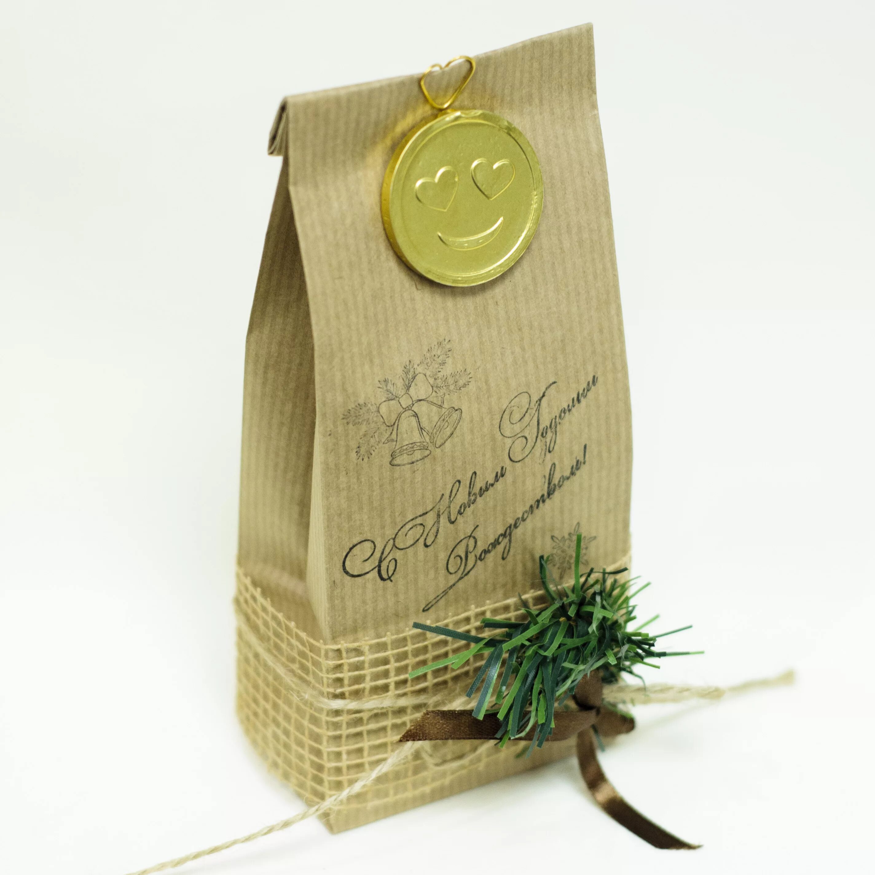 Чай в подарочной упаковке. Как упаковать чай. Упаковка чая. Букет из конфет в крафтовой бумаге. Упаковка чайного букета.