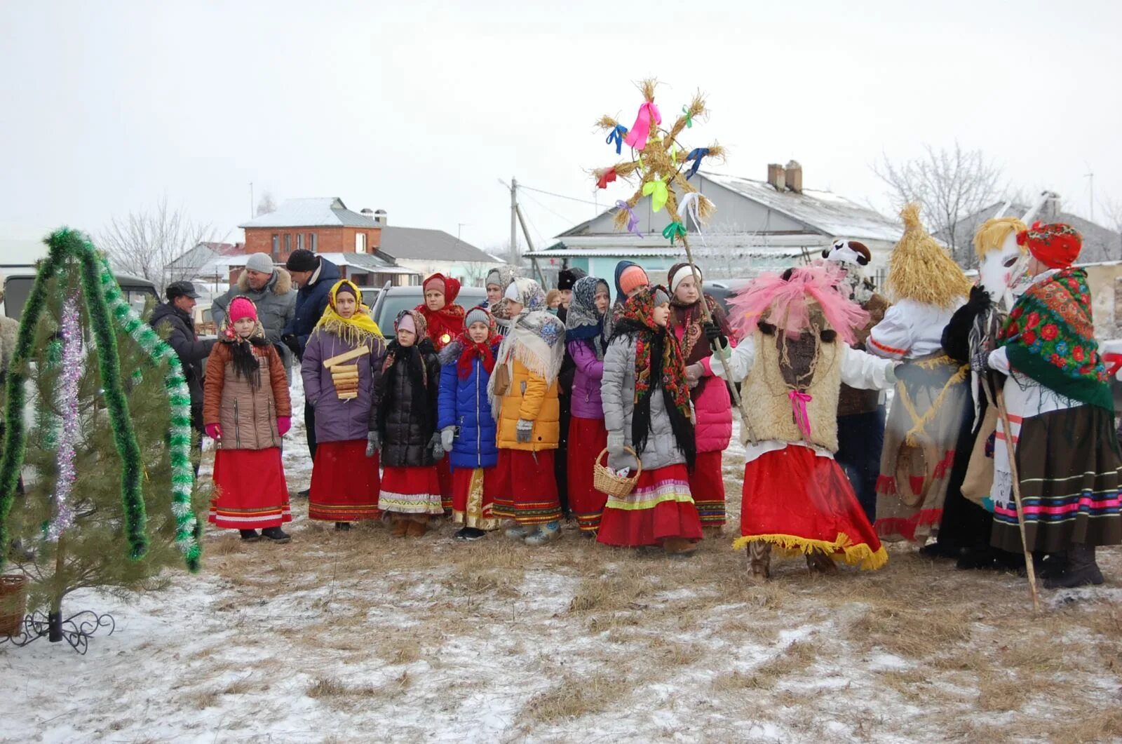 Святки в деревне. Музей деревянного зодчества в суздале зимой. Какие сегодня святки. Коляда колядки святки. Масленица молодежь.