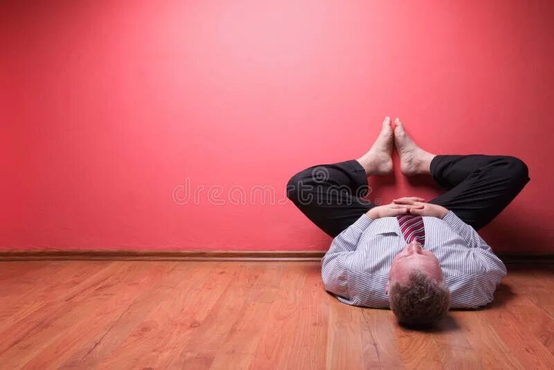 Мужчина лежа на полу йога.