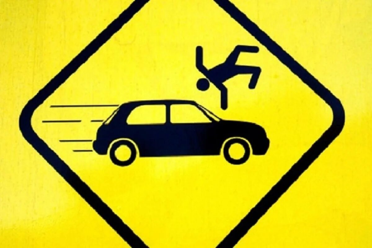 Сбитый дорожный знак. Осторожно автомобиль. Знак в машину. Наезд на пешехода знак. Дорожный знак автомобиль.