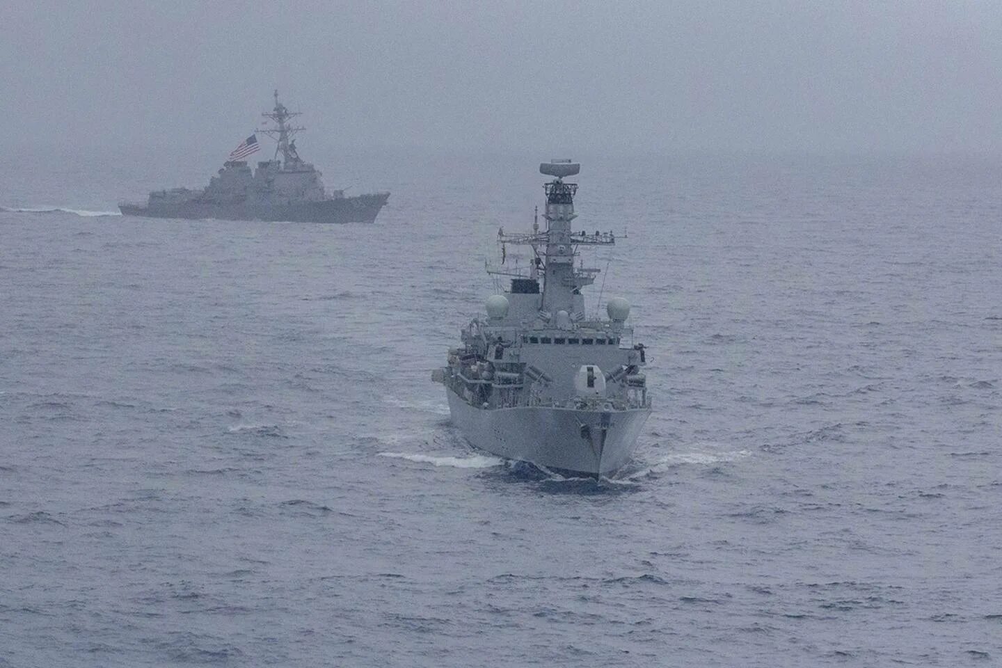 Южно китайское море кораблей. Китай южно китайское море учения. военные учения в южно-китайском море. южно-китайское море военные корабли. китая военные учения в море.