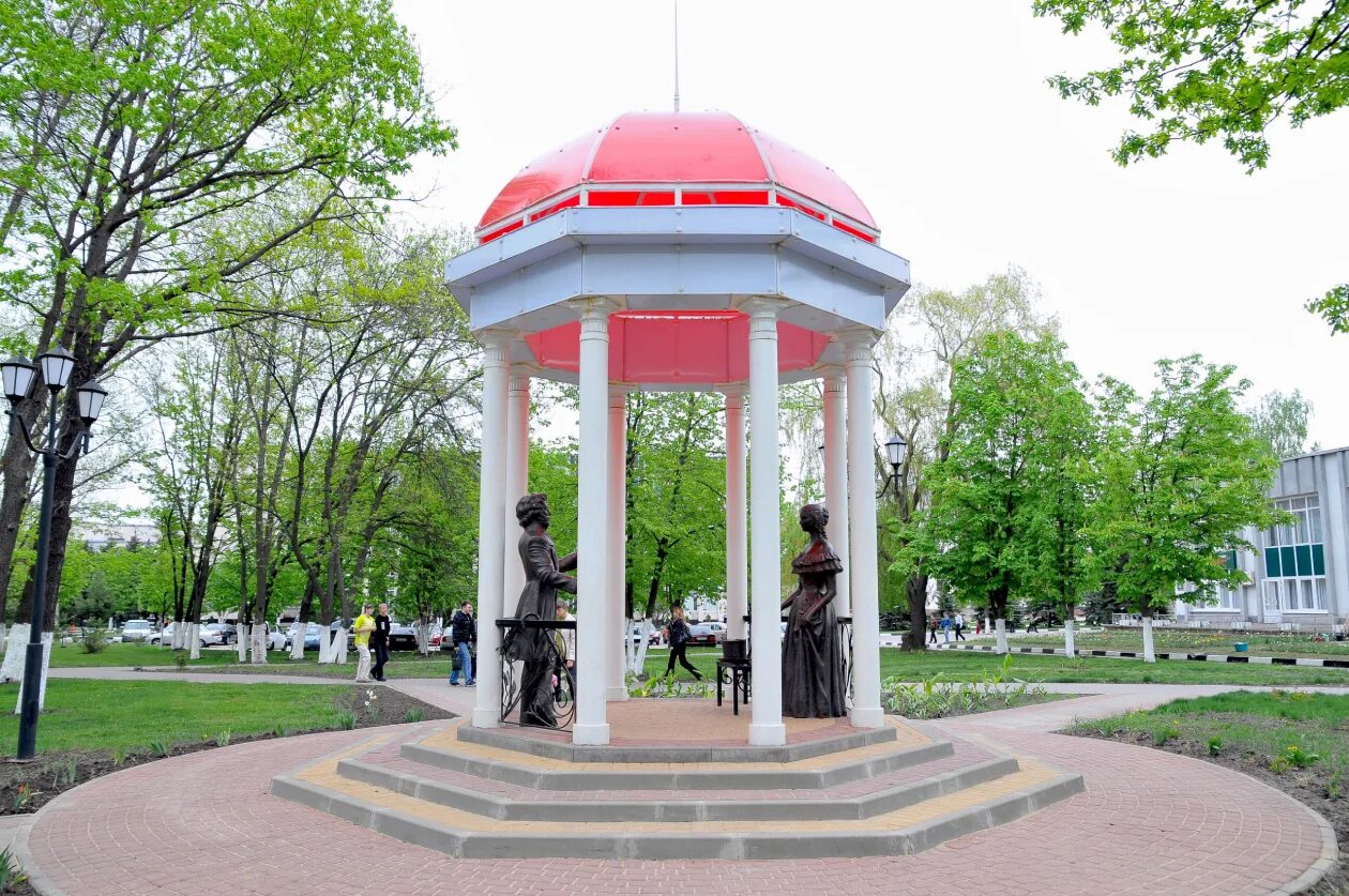 Памятник Пушкину в Белгороде. Памятник Пушкин и Натали в Белгороде. Памятник Шухову в Белгороде. Беседка Пушкина и Гончаровой Москва. Беседка пушкина