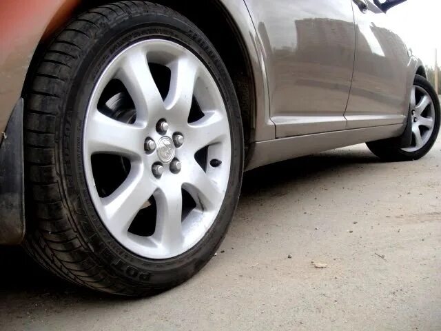 Авенсис 250 на резине 205/60 r16. Оригинальные диски тойота авенсис r16. 215r 60 16 авенсис. Тойота авенсис 250т размер колеса. Caldina r15.