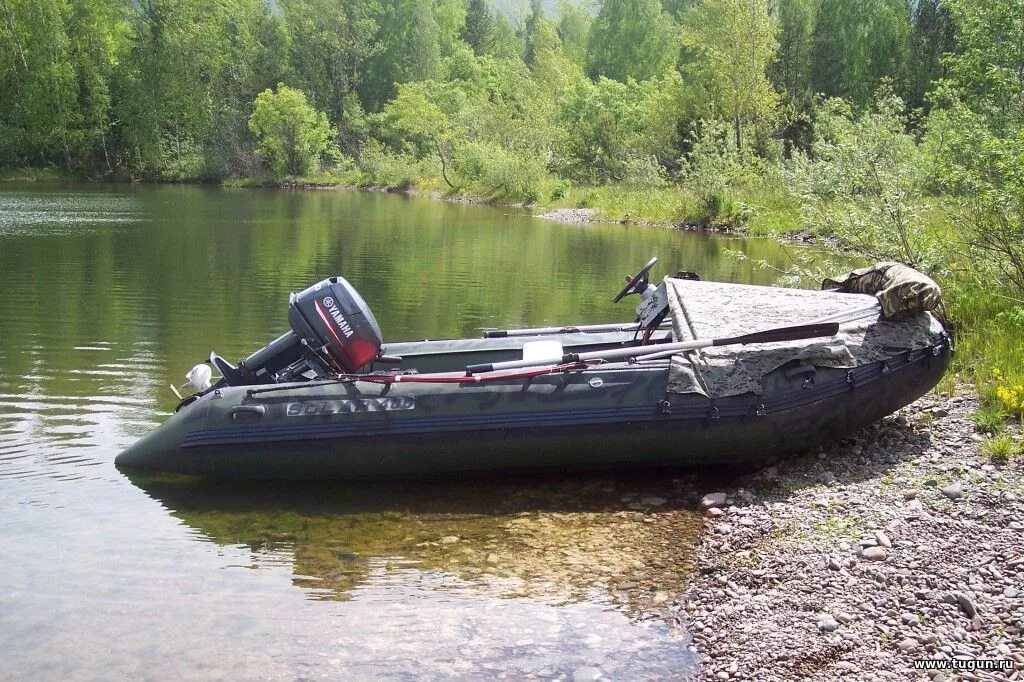 Лодки красноярск край. Лодки для мелководья по горным рекам. Лодки ПВХ для мелководья. Лодка Солар 400 под водомет. Скоростная водометная лодка для горных рек.