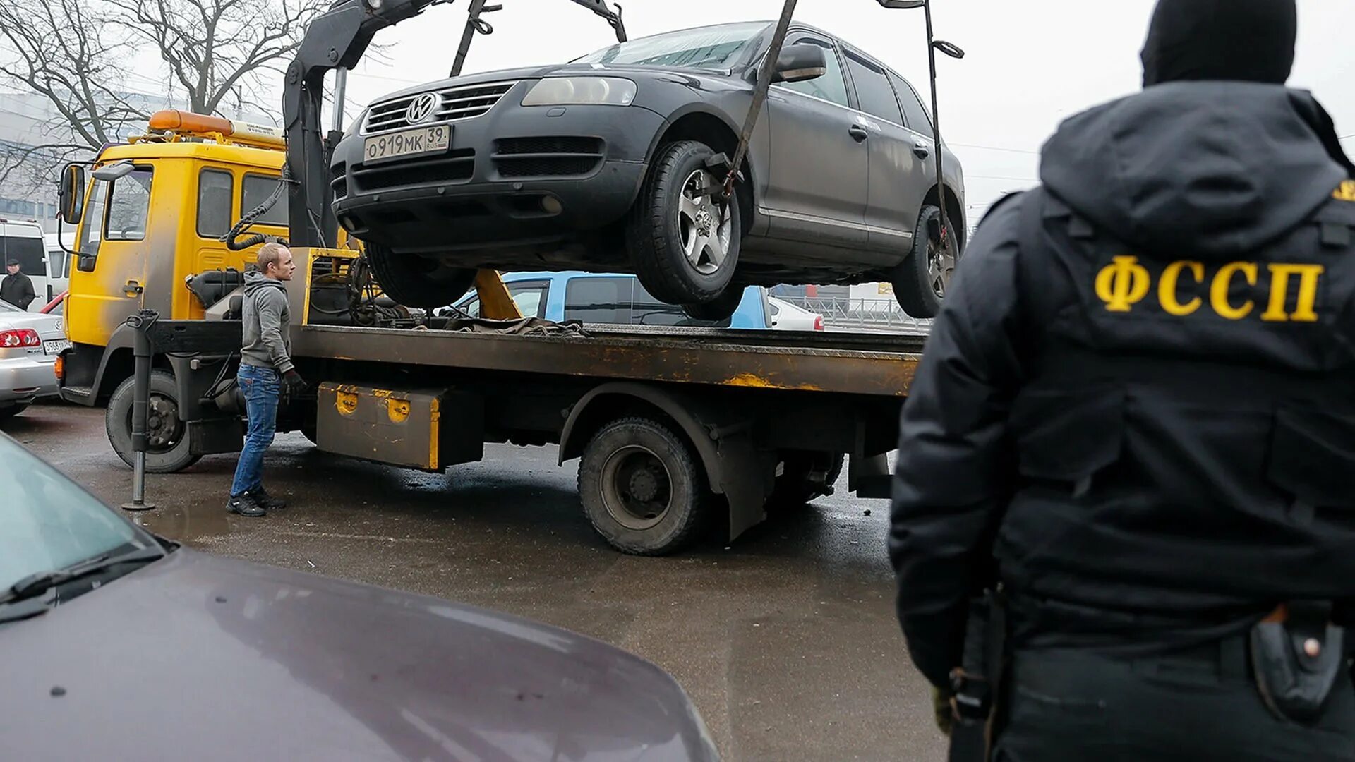 Арест автомобиля должника. Конфискация автомобиля. Приставы забирают машину. ФССП конфискация. Изъятие имущества.