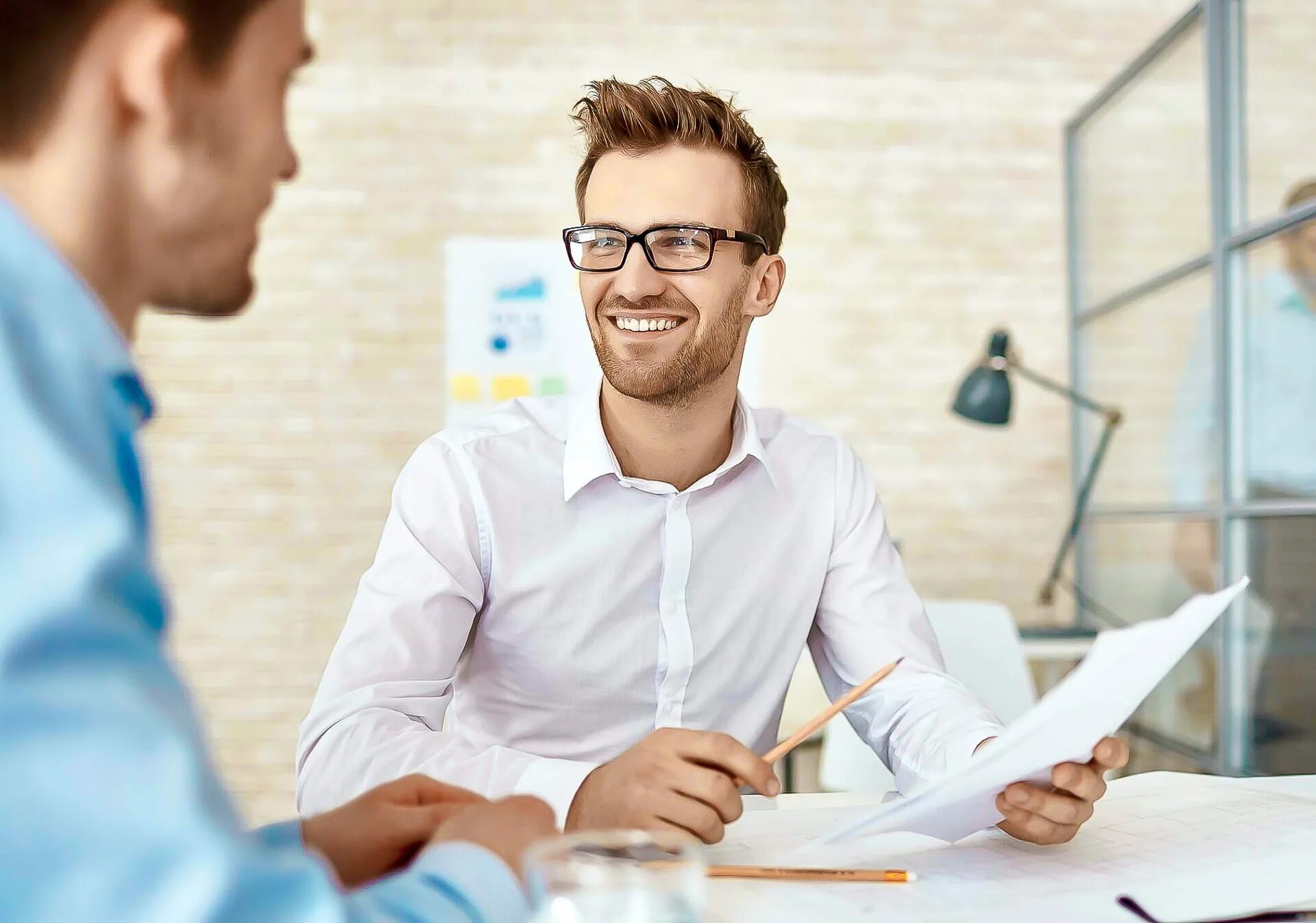 Студент и работодатель. Офисный сотрудник. Студент и работодатель. Посредник в поиске работы. Встреча партнеров по бизнесу.