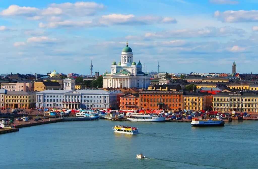 Хельсинки лондон. Мост миллениум лондон. Хельсинки лондон. Швеция столица стокгольм панорама. Лондонские улицы чб.