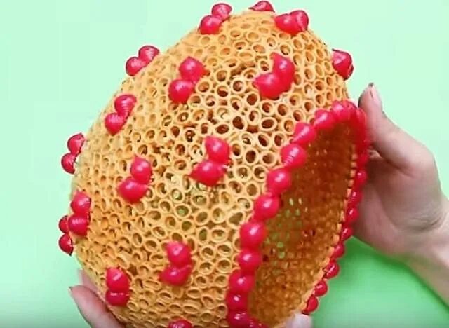 Яйцо из макаронных изделий