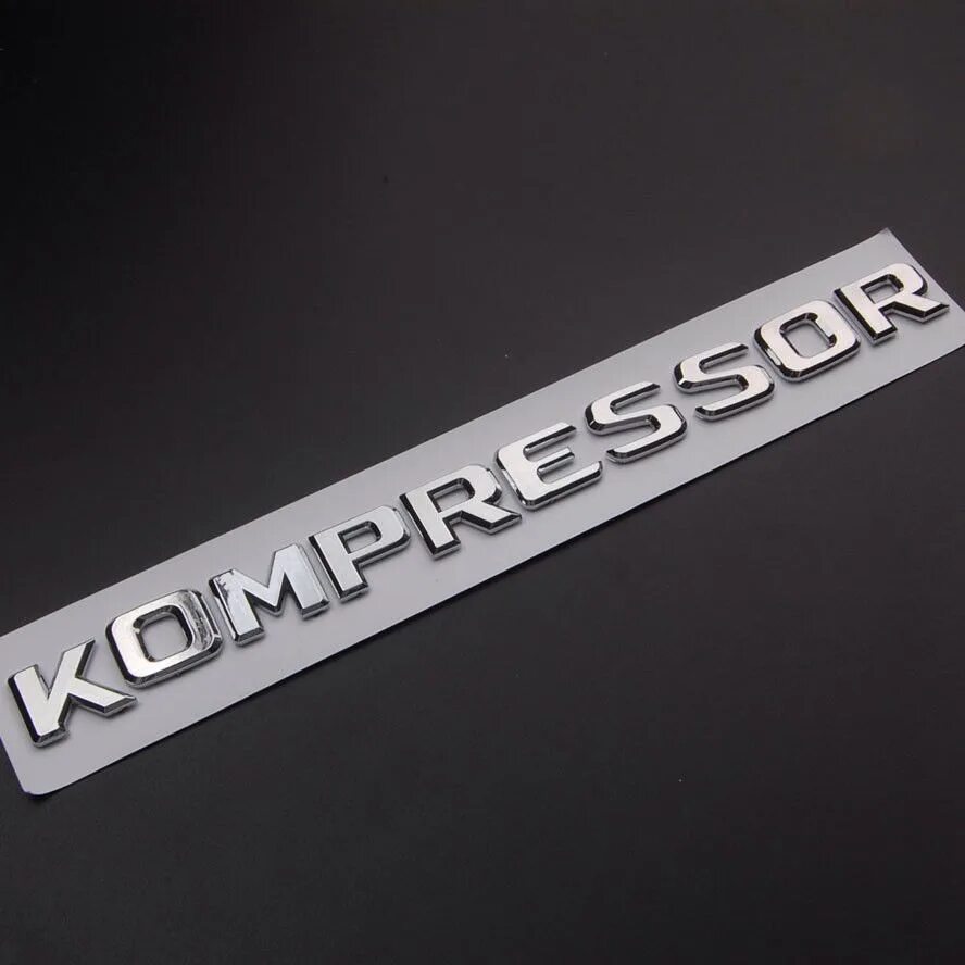 Буквы на машину купить. Шильдик Kompressor. Шильдик компрессор Мерседес. V8 Kompressor шильдик. Наклейка Kompressor.