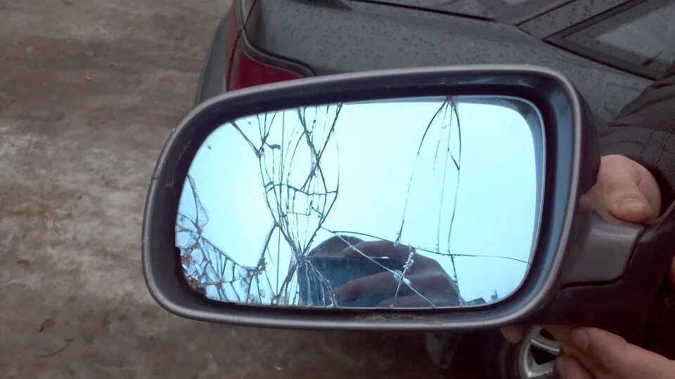 Зеркала автомобиля разбитые. Разбитое боковое зеркало автомобиля.
