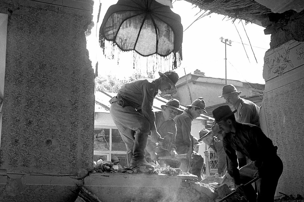 Ташкент землетрясение 1966 сколько. Землетрясение в ташкенте в 1966. землетрясение в ташкенте 26 апреля 1966. зилзила ташкент 1966. ташкент 1966 год.