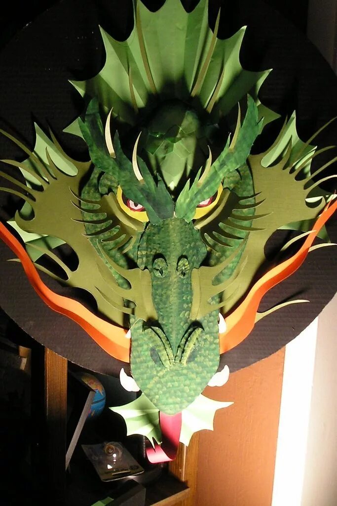 Как сделать дракона из картона своими руками. Маска дракона из картона. Объемная маска дракона. Голова дракона из картона. Китайский дракон из бумаги.