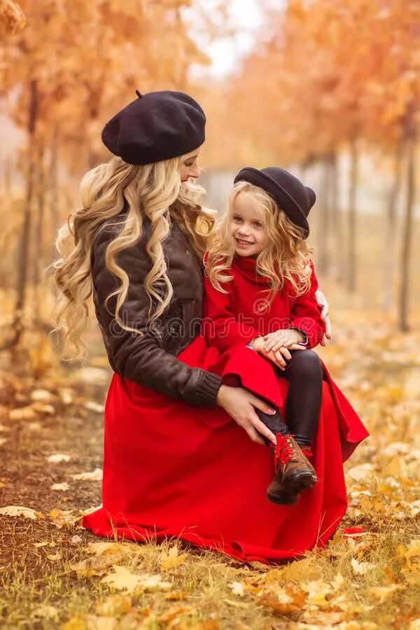 Мама с дочкой осень. Осенняя фотосессия мама с дочкой. Осенние образы мама и дочь. Мама и дочка в шляпах.