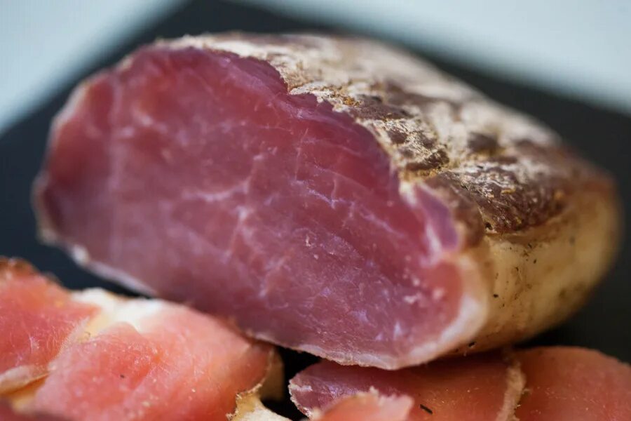 балык копченый свиной. балык мясо. балык свиной традиционный ладога. балык нерки холодного копчения. балык свиной сырокопченый.