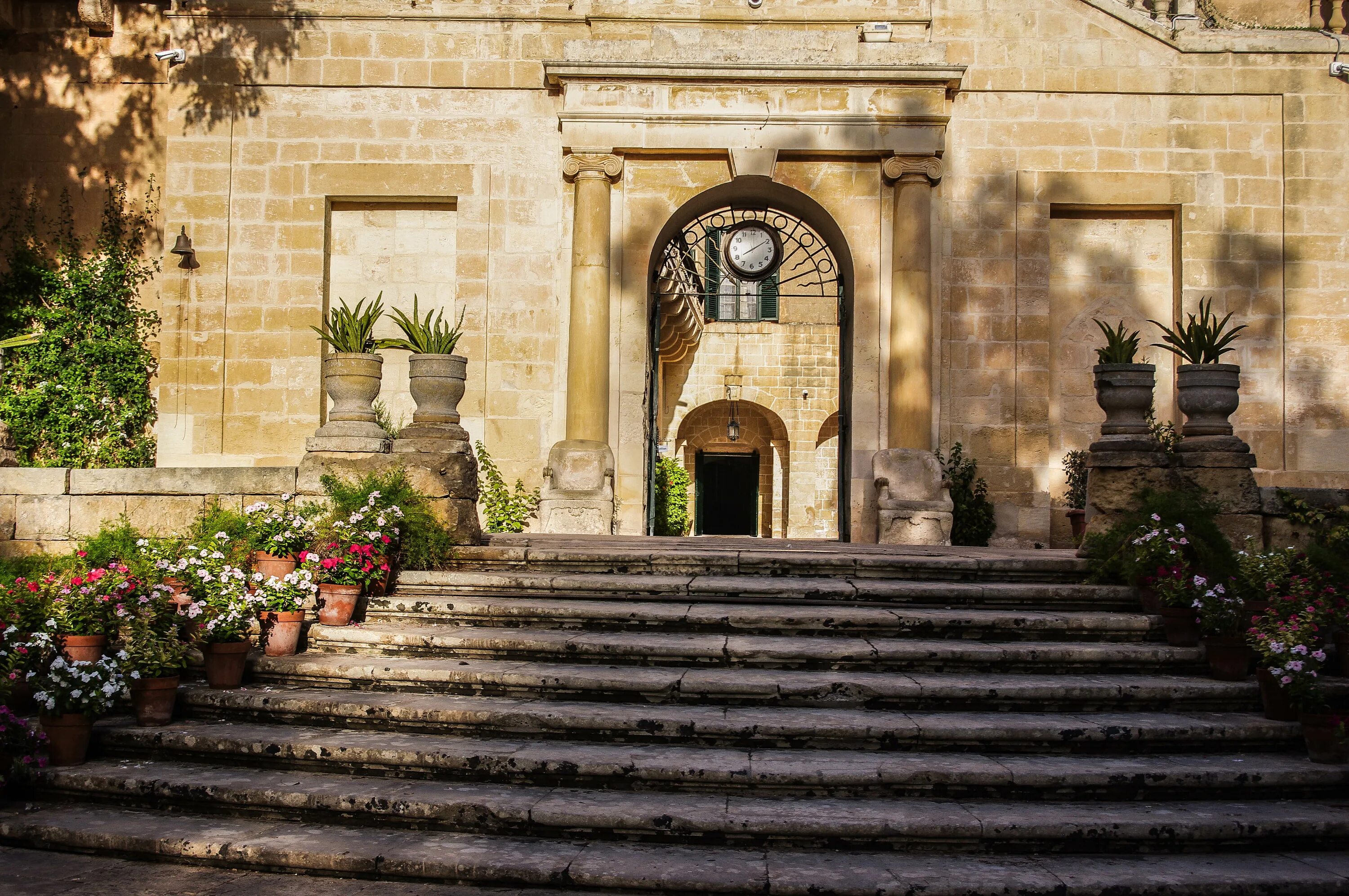 Замок фолкленд шотландия. Дворец 11. Замок сен-леже франция. Дворец дожей южный фасад. Дворец 11.