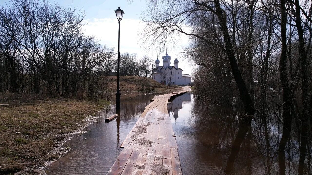 Вода в великом новгороде купить. Паводок в Новгородской области. Половодье реки. Великий Новгород с воды. Паводок Волхов.