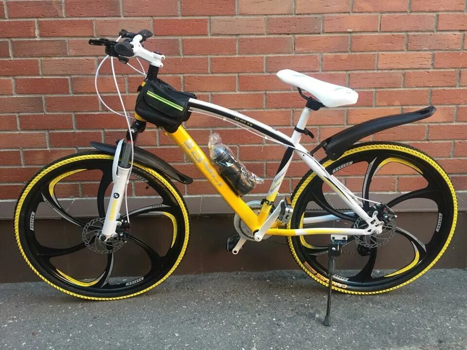 Продать велосипед б у. Велосипед БМВ желтый. Горный велосипед БМВ жёлтый. Велосипед БМВ на литых дисках жёлтый. Велосипед БМВ 24 дюйма.