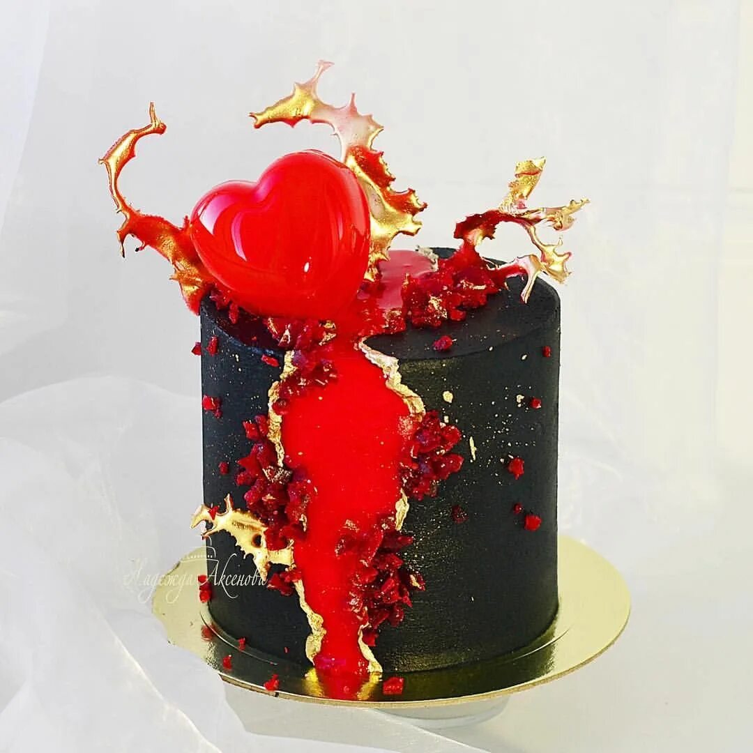 Изомальт фото. Торт с красной вазой из изомальта. Красный торт с изомальтом. Черный торт с сердцем из изомальта. Украшение торта изомальтом.
