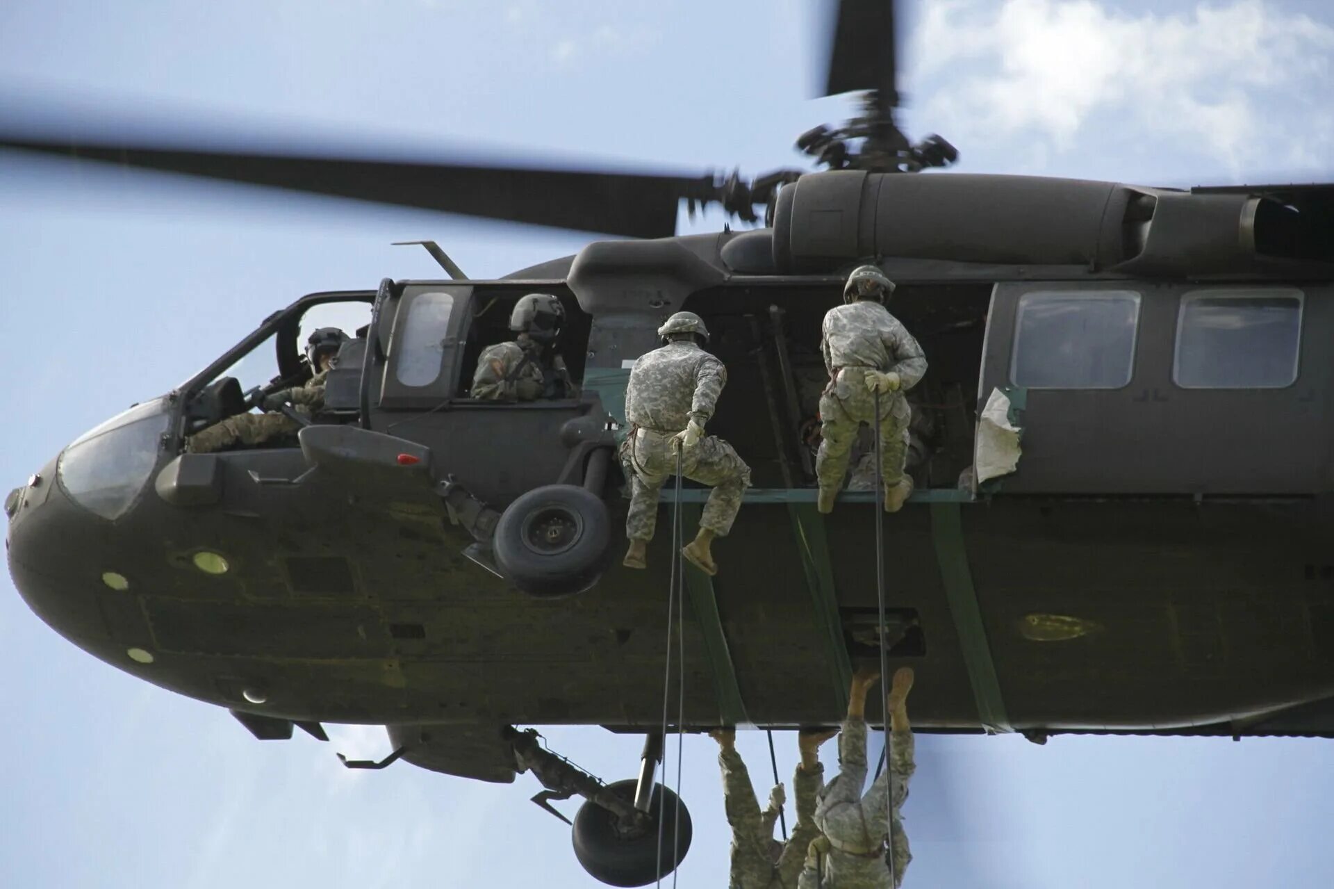 Вертолет десантников. Black Hawk ми-8. Uh 60 десант. Десантирование с ми 8. Десантирование с вертолета ми-8.