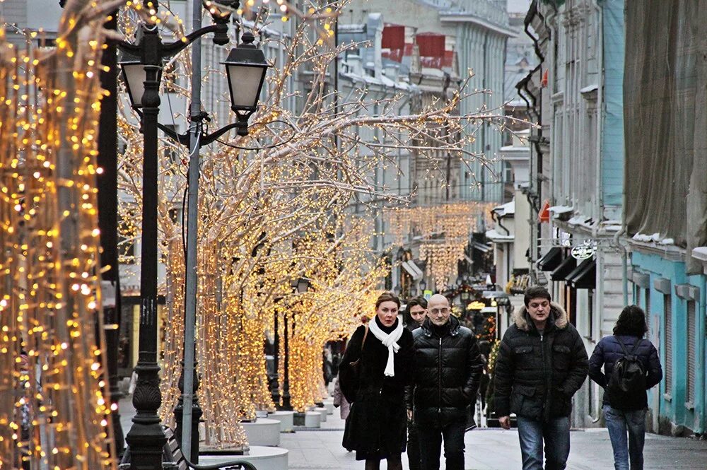 Где можно погулять в москве в марте. Зимние улицы Москвы. Люди на улицах Москвы зимой. Зимний город с людьми. Москва зима люди.