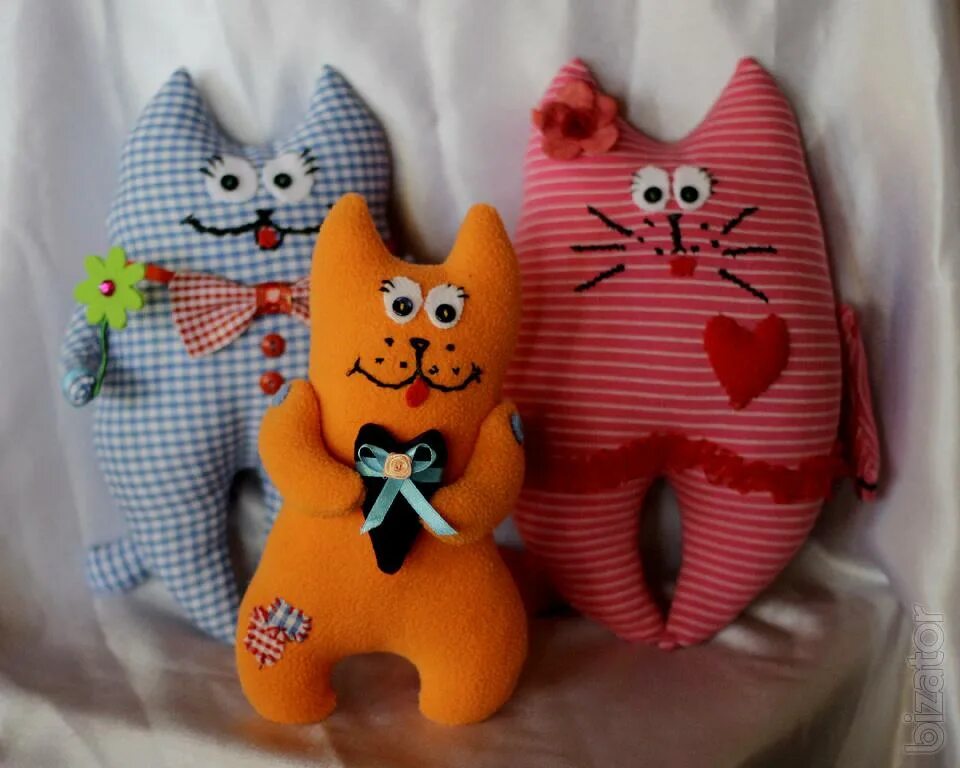 шитые игрушки. сделать кота из ткани. сшить игрушку из ткани. котики из ткани. сделать кота из ткани.