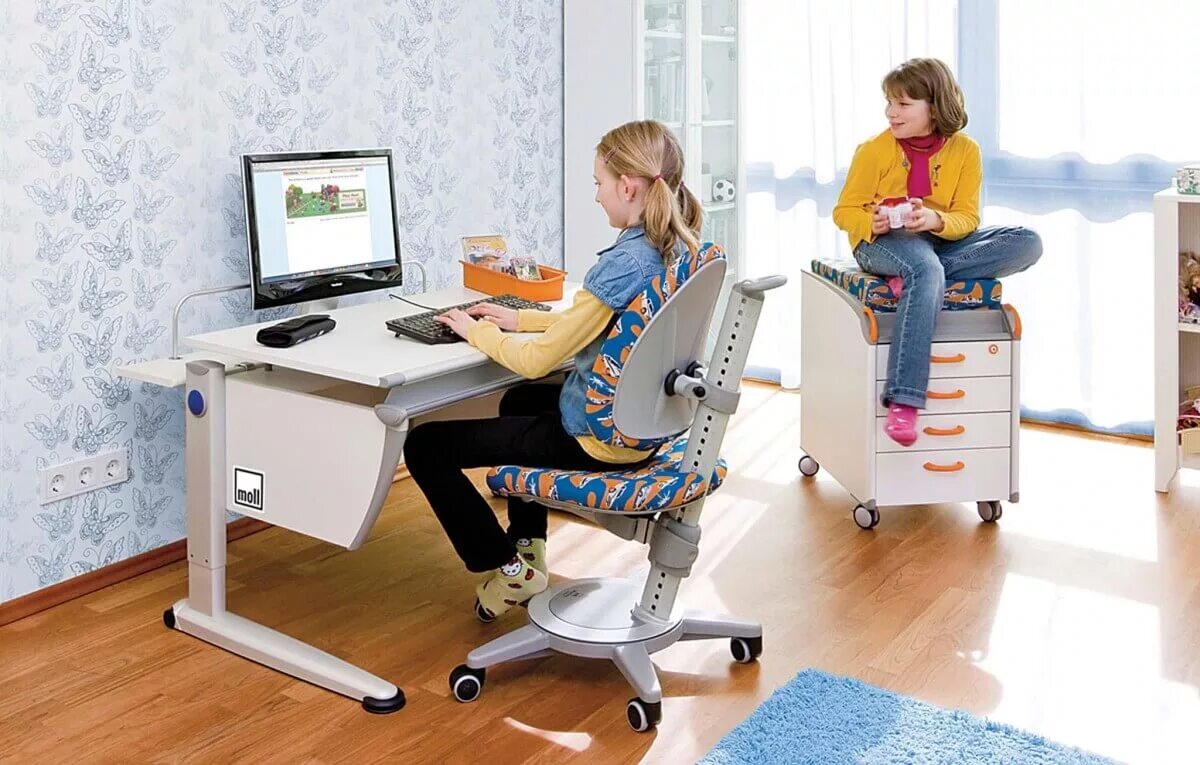 Как правильно выбрать стул. Ортопедическая парта для школьника. Ортопедический стол и стул для школьника. Стул детский письменный для школьника. Компютерний стол для детӣ.