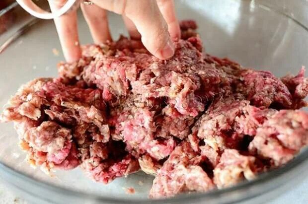 Почему розовый фарш. Фарш.