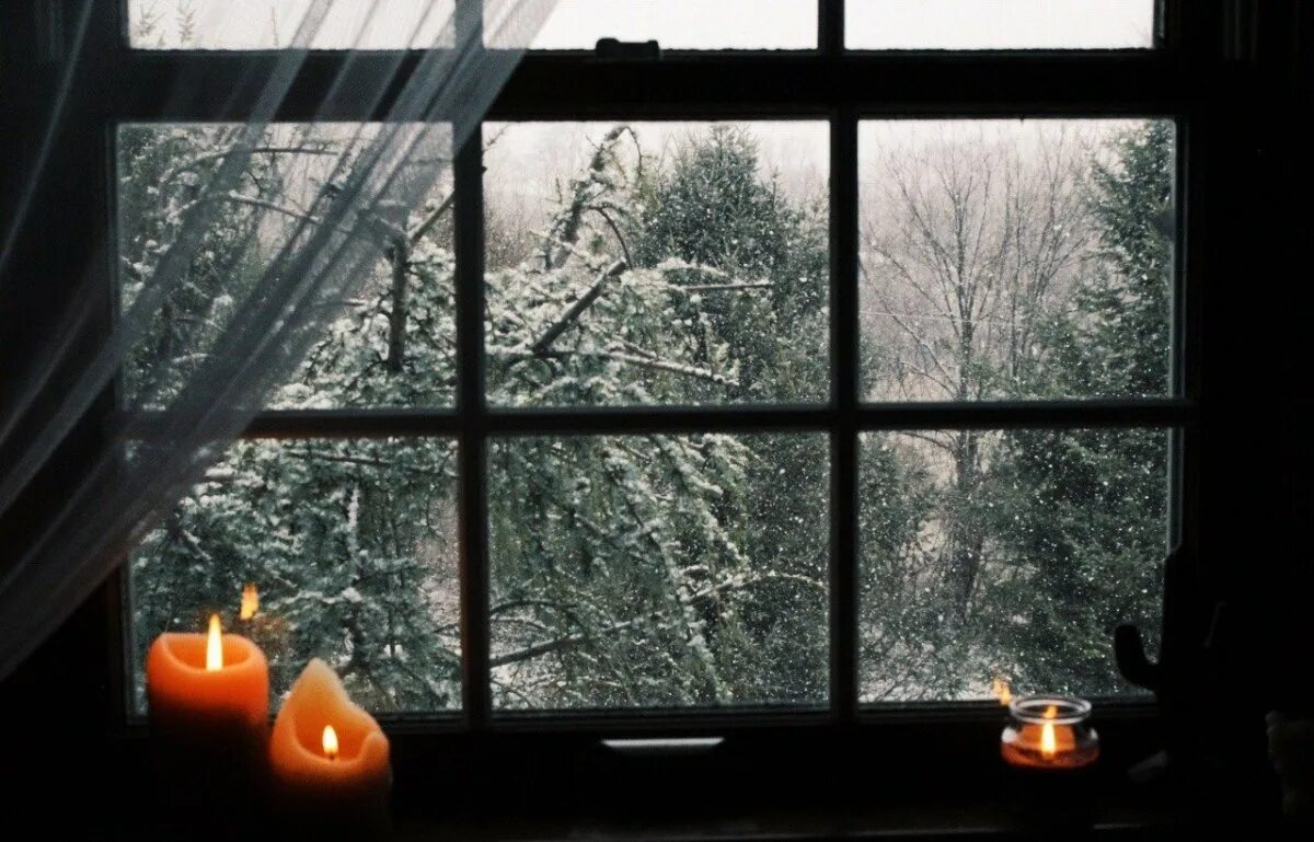 Зимнее окно. Снег за окном. Зима за окном. Снегопад за окном.