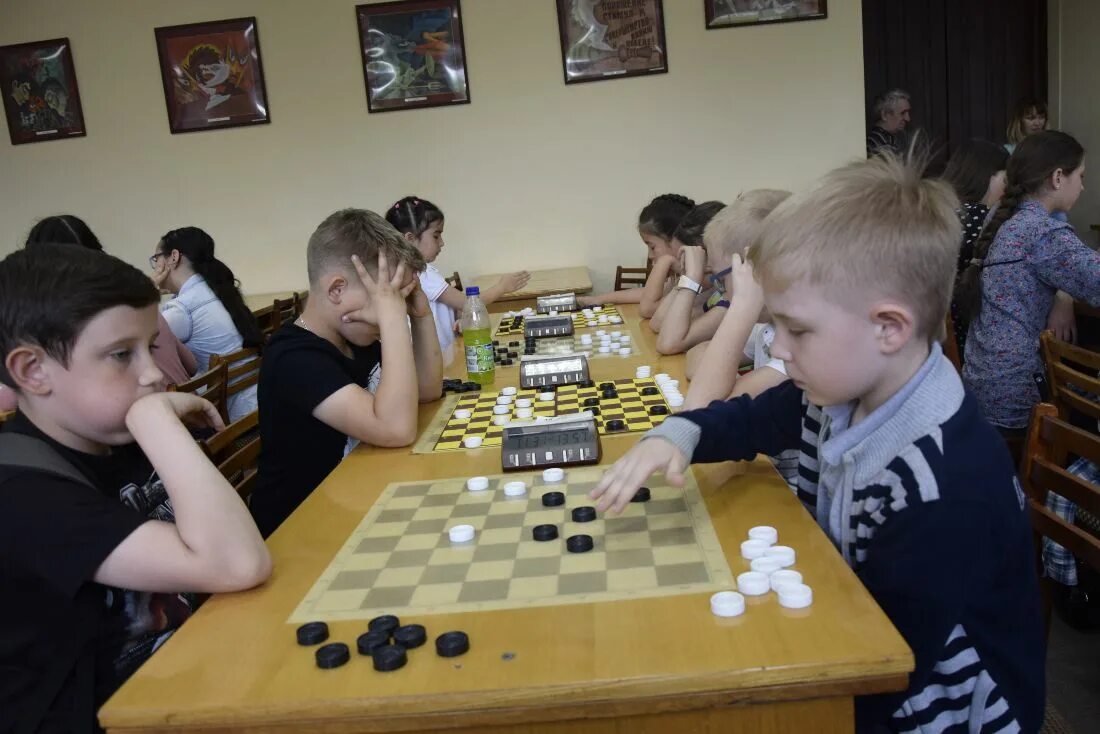 Шахматы спорт. Лефебр владислав шахматы. Башкирские шашисты. Шашки в олимпиада. Кружок шашки.