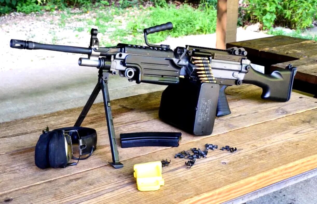 Lmg 51 cvh turn. Fn minimi m249. Bren ручной пулемёт. Hk21 пулемёт. Hk21 винтовка.