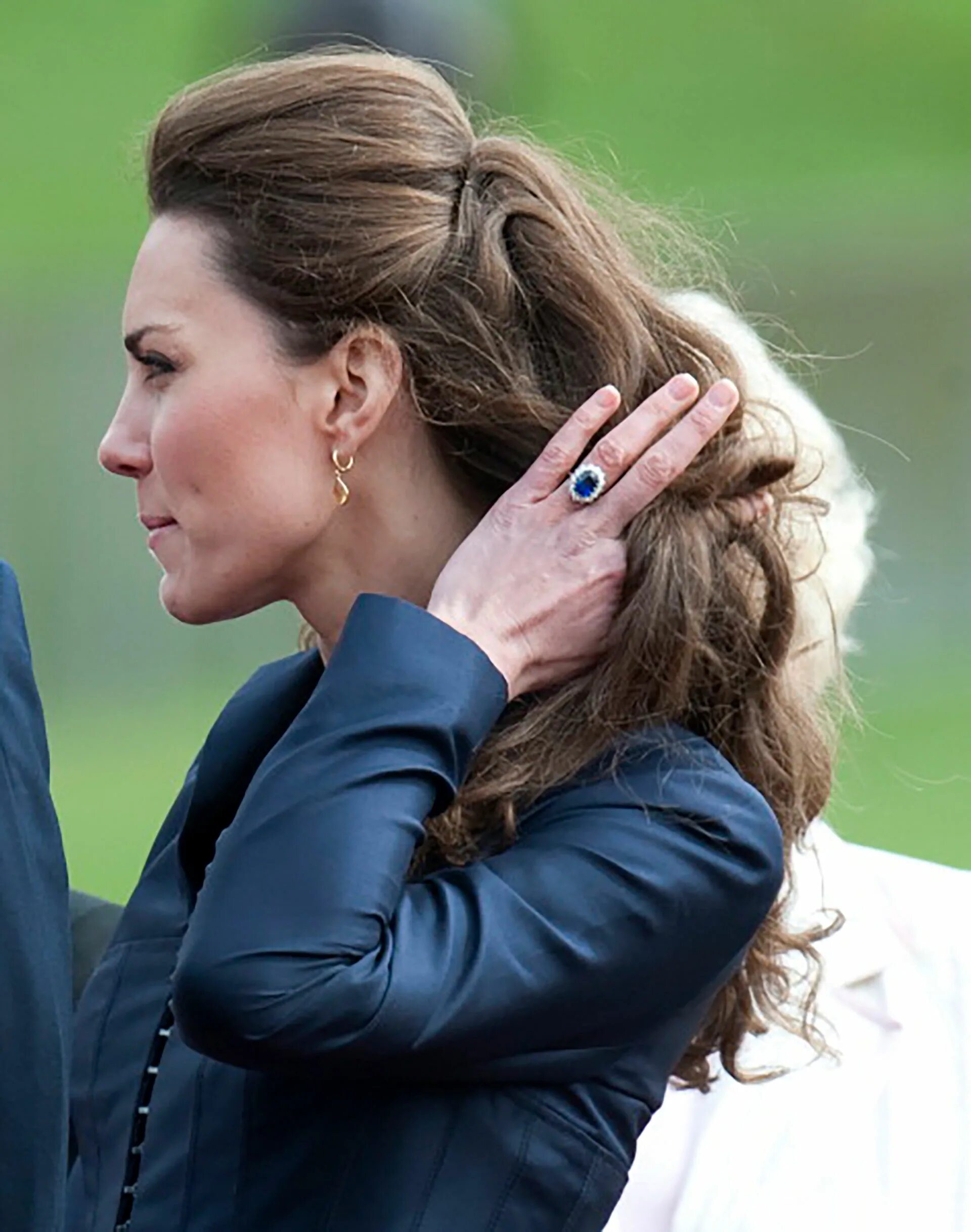 У принцессы кейт рак. Маникюр принцессы Кейт Миддлтон. Кольцо герцогини Кембриджской Кейт. Кольцо вечности Кейт Миддлтон. Кольцо принцессы ДИАНЫКЕЙТ Мидлтон.