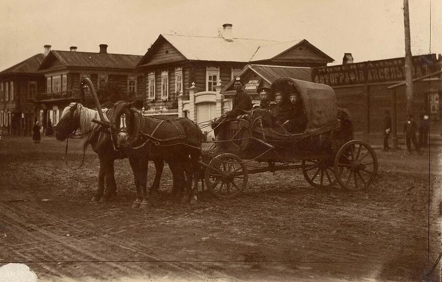 Постоялый двор уездного города Российской империи 19 века. Почтовая станция Тобольской губернии 19 век. Дилижанс в России 19 века. Извозчики 19 века в Сибири. Такси торопец