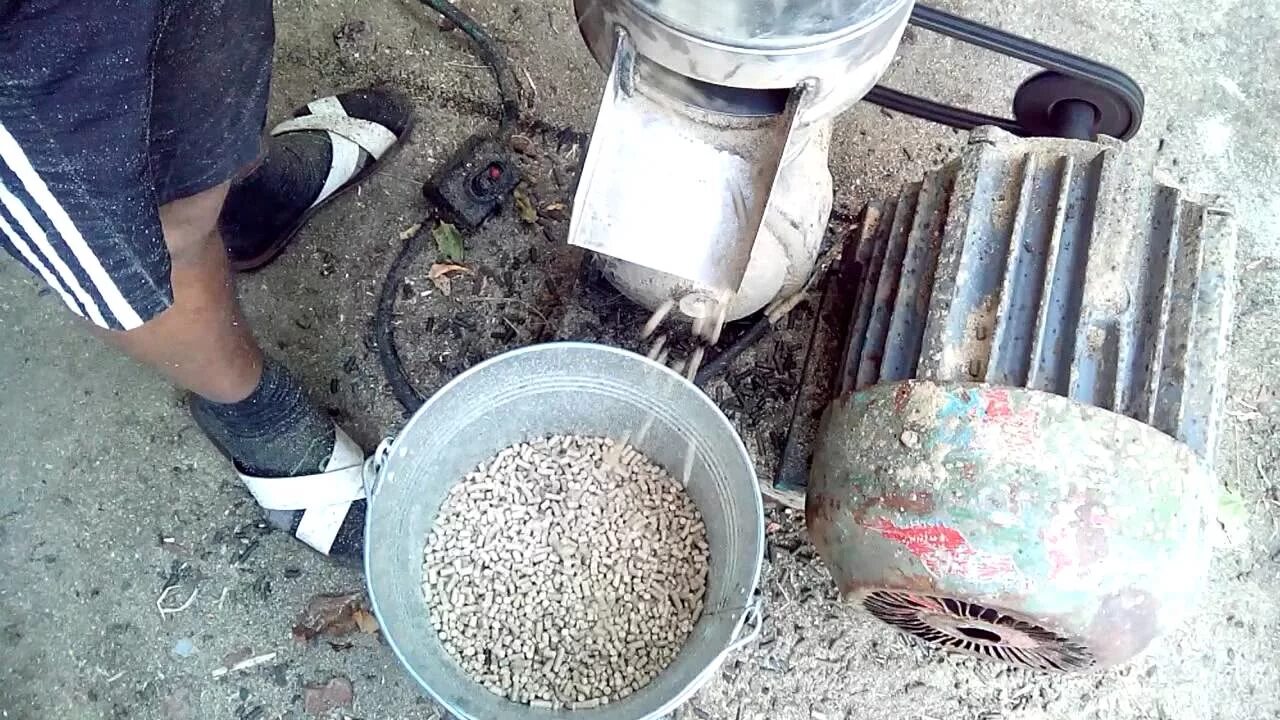 Как сделать гранулятор комбикорма своими руками. Гранулятор для пеллет из опилок. гранулятора пг-120 прш. притирка матрицы гранулятора. гранулятор для брикетов.